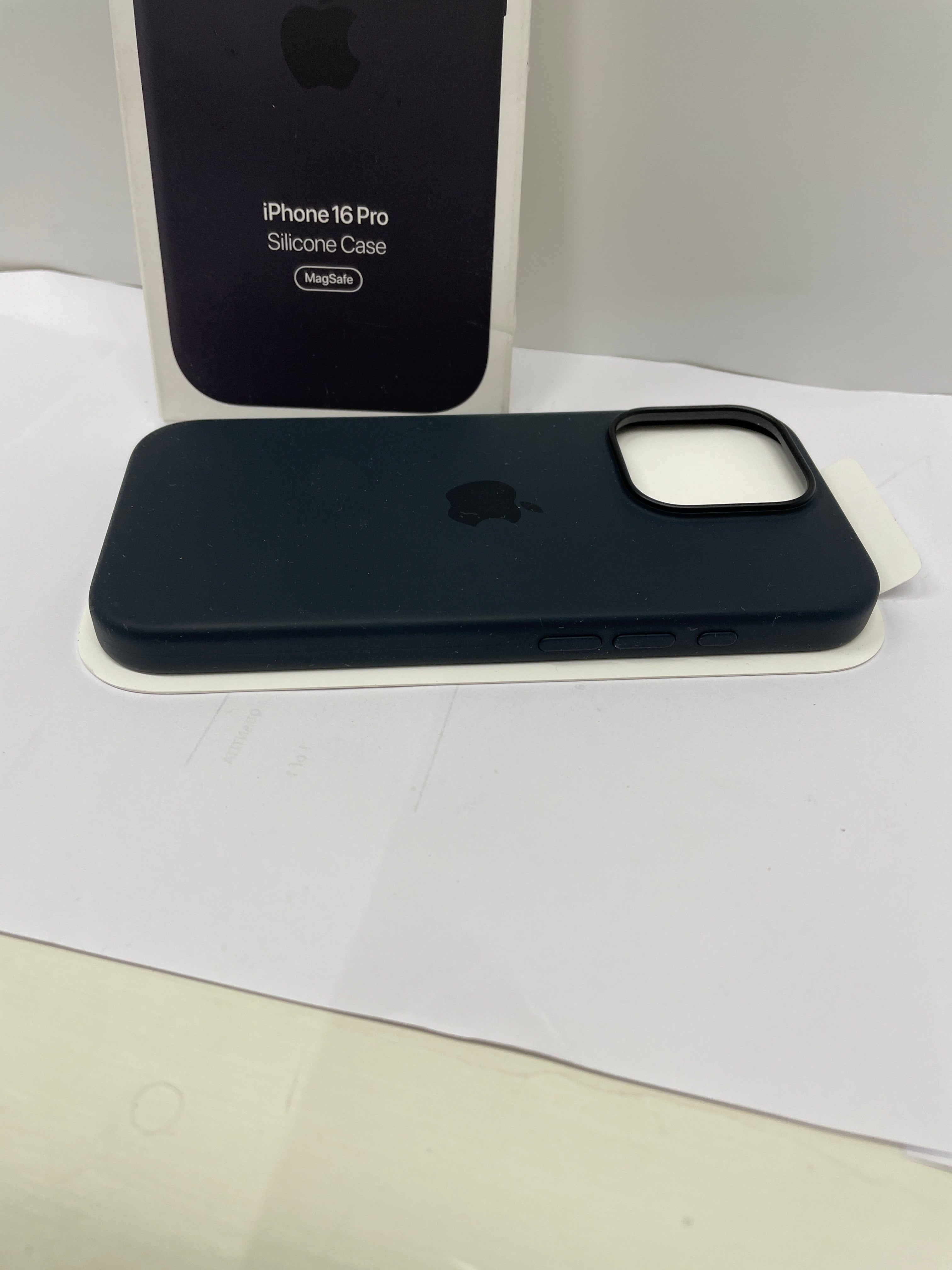 Apple Custodia MagSafe cover in silicone per iPhone 16 Pro - Nero