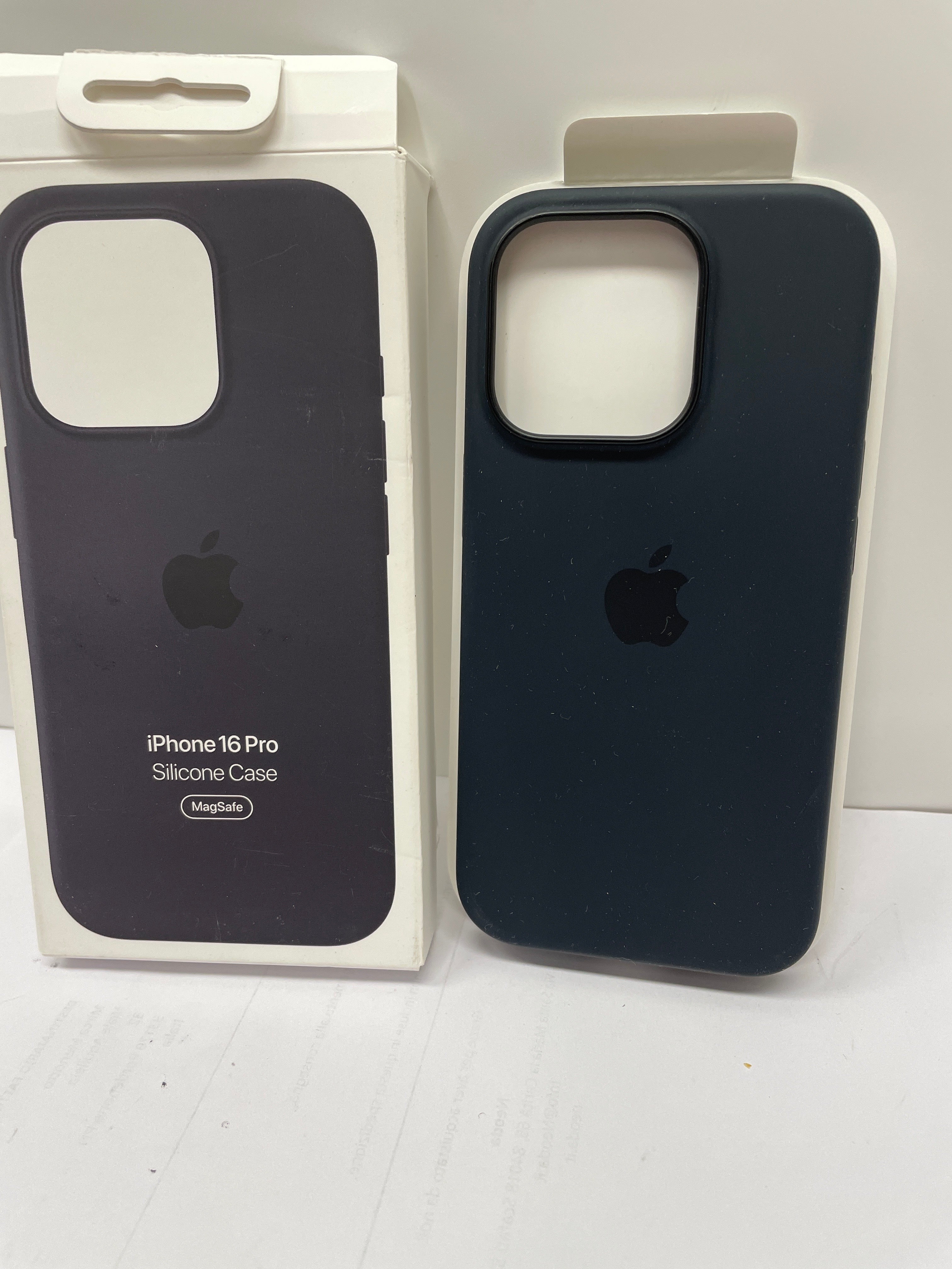 Apple Custodia MagSafe cover in silicone per iPhone 16 Pro - Nero