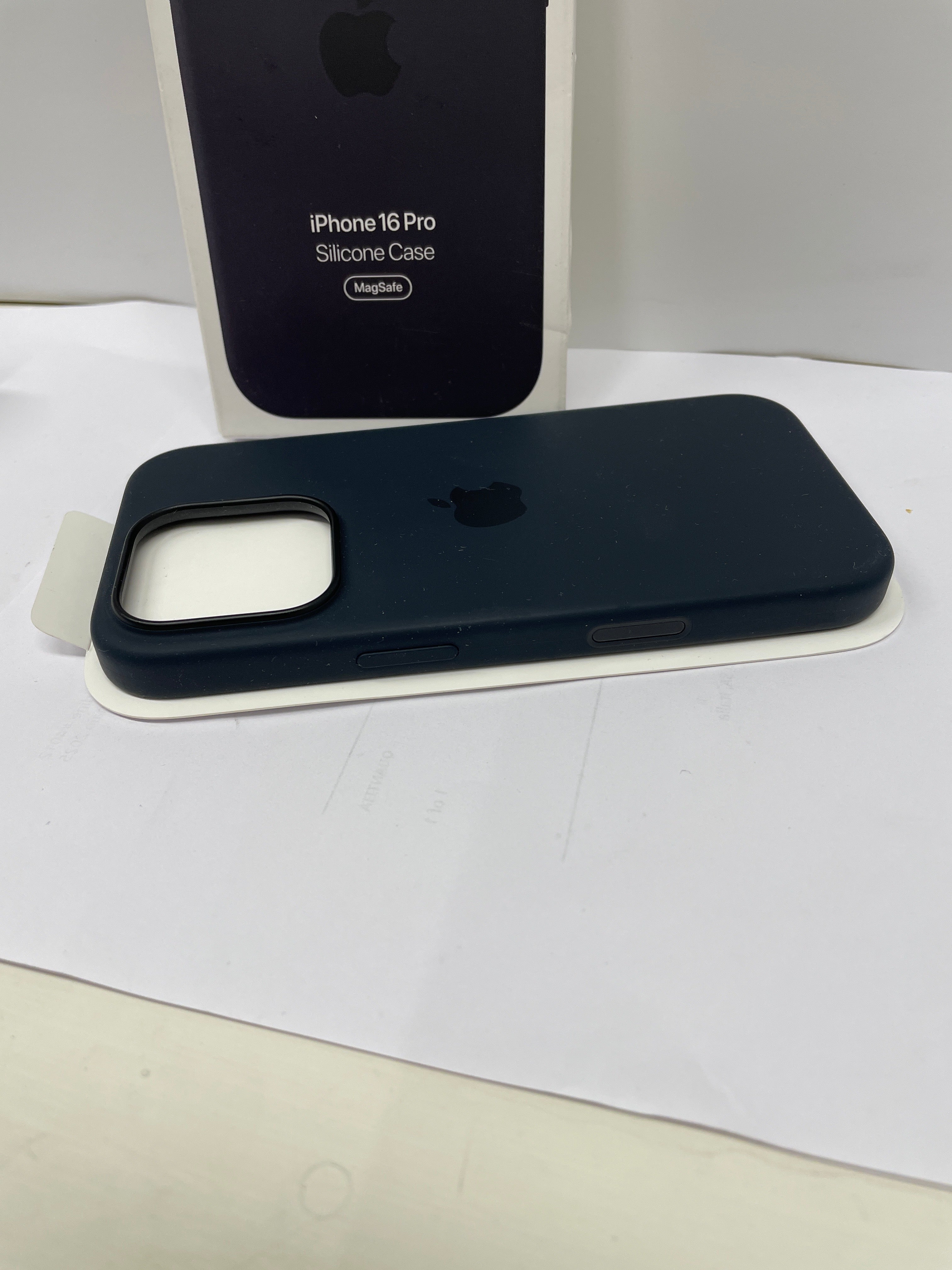 Apple Custodia MagSafe cover in silicone per iPhone 16 Pro - Nero