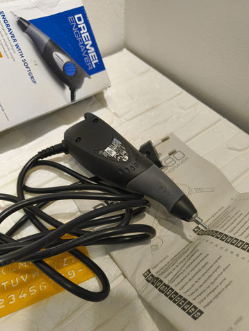 Dremel 290 - Engraver 35W, kit di utensili per incidere con 1 punta e 1 sagoma per incidere vetro, pelle, legno