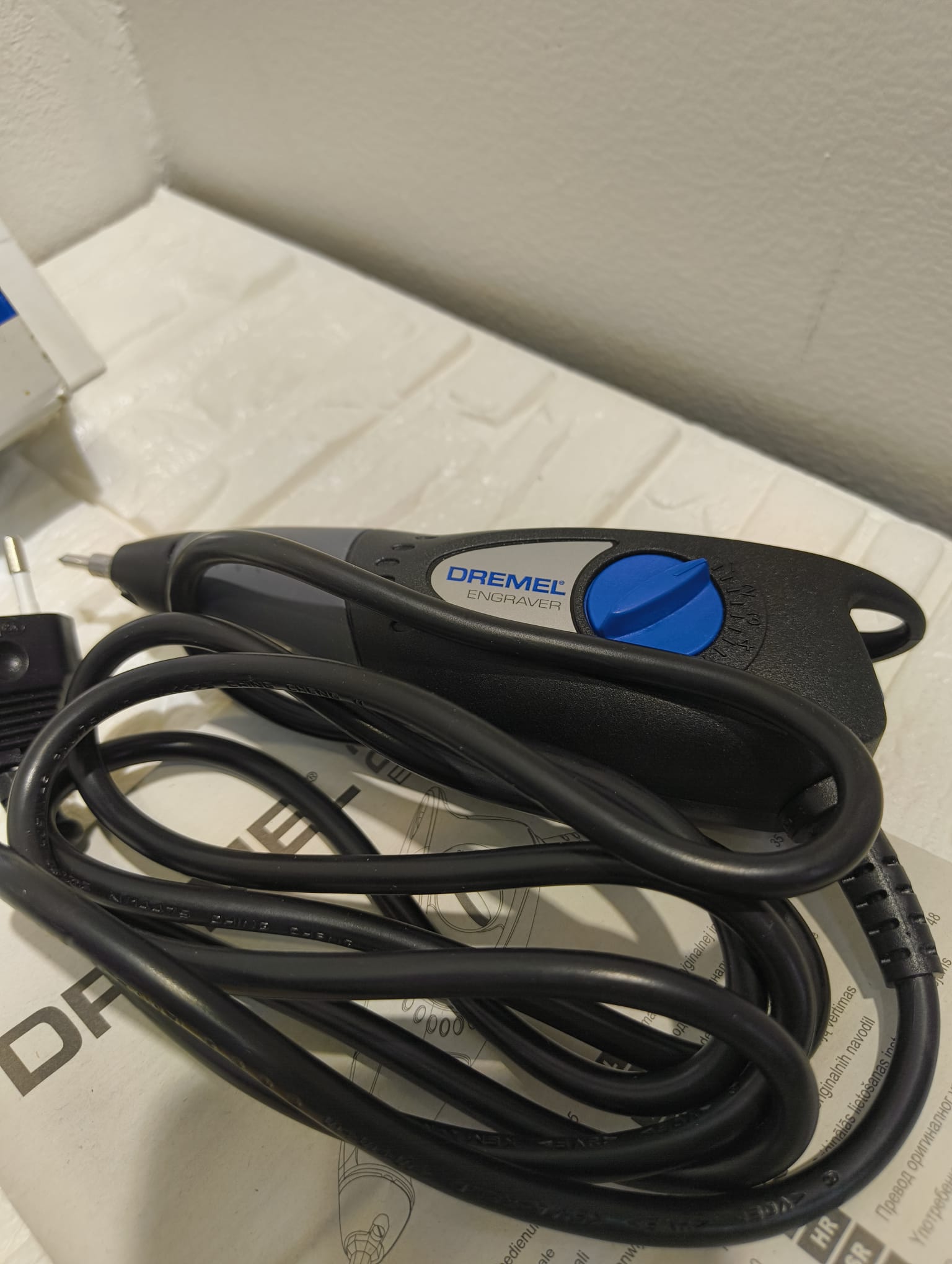 Dremel 290 - Engraver 35W, kit di utensili per incidere con 1 punta e 1 sagoma per incidere vetro, pelle, legno