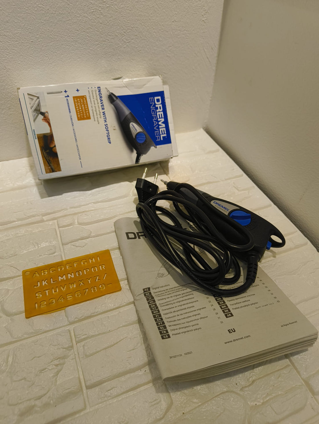 Dremel 290 - Engraver 35W, kit di utensili per incidere con 1 punta e 1 sagoma per incidere vetro, pelle, legno