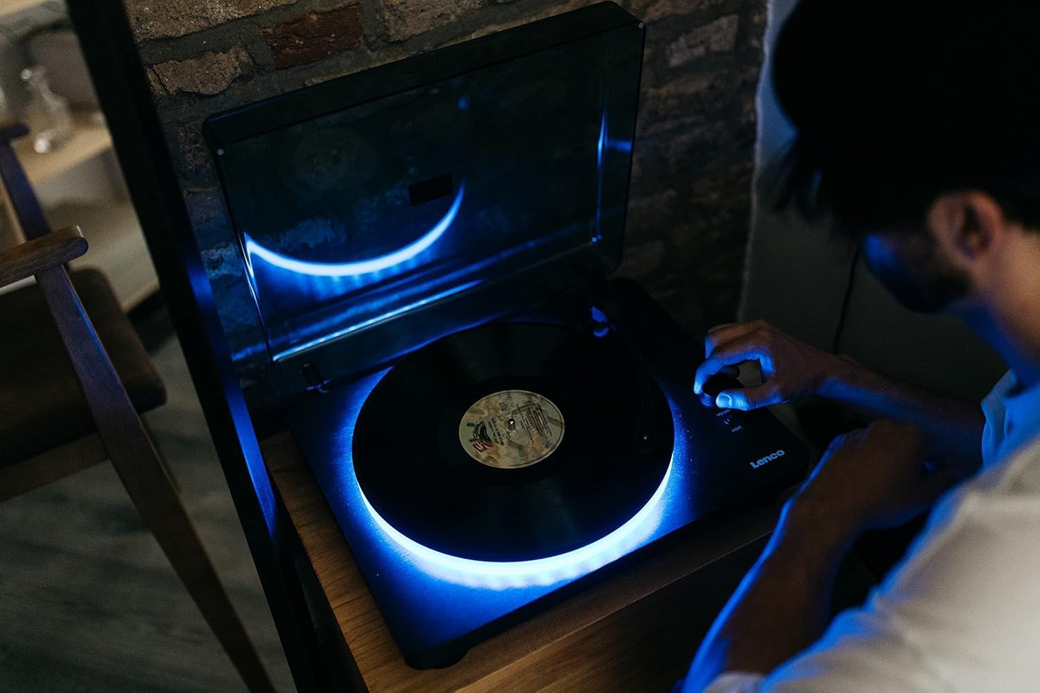 Turntable Lenco LS-50LED BK completo di altoparlanti integrati vista frontale